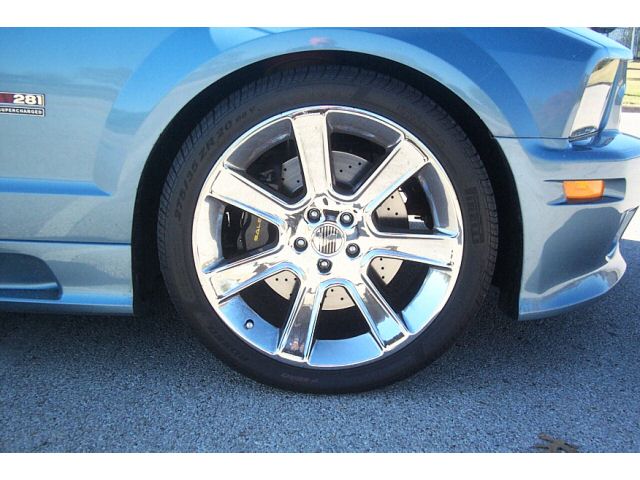 20" wheels and 14" slotted and vented disc brakes. (car_0009.jpg, 640w x 480h )