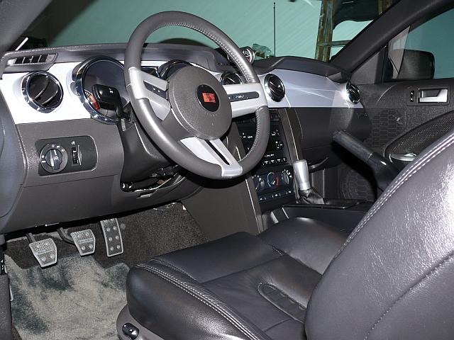 View of the driver-side dash and center console. (car_0012.jpg, 640w x 480h )