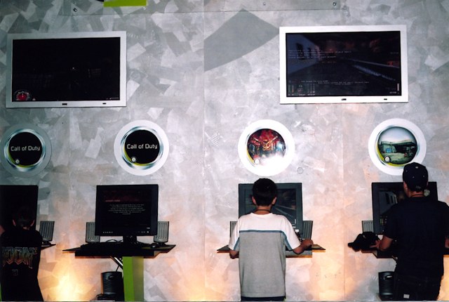 Checking out the demos at the nVidia booth . . . (qcon2003_15.jpg, 640w x 430h )