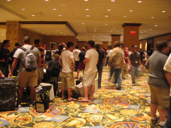 Lining up to get into the BYOC (qc040002.jpg, 573w x 430h )