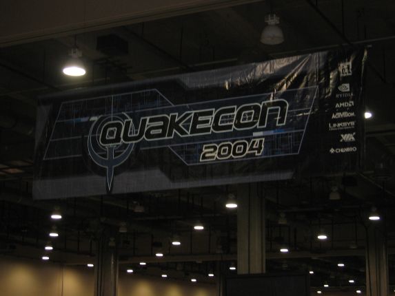 The obigatory QuakeCon 2004 banner shot (qc040017.jpg, 573w x 430h )