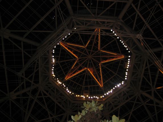 The star at the top of the Atrium (qc040020.jpg, 573w x 430h )