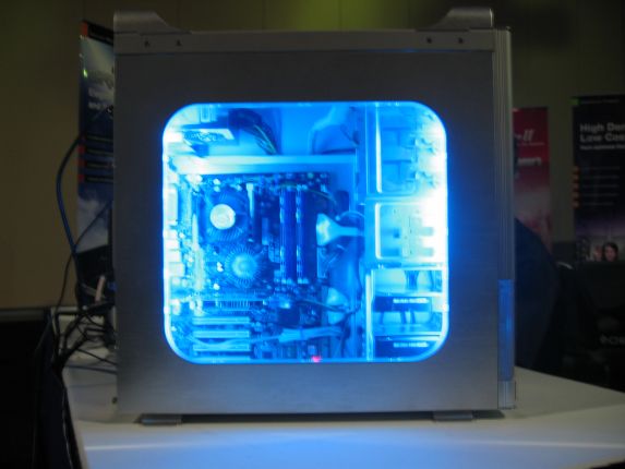 A case mod displayed in one of the vendor booths (qc041005.jpg, 573w x 430h )