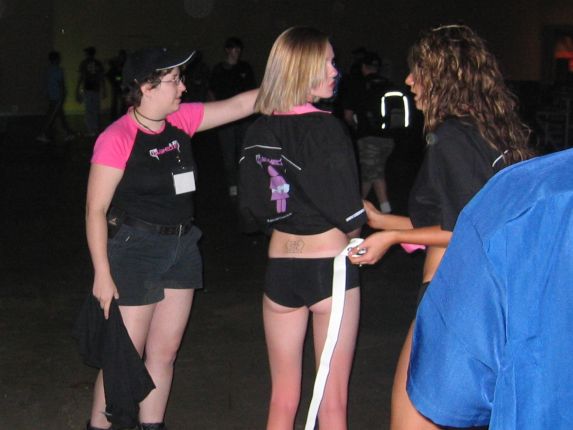While this unidentified Ms Quakecon contestant wore a little less … w00t! (qc041016.jpg, 573w x 430h )