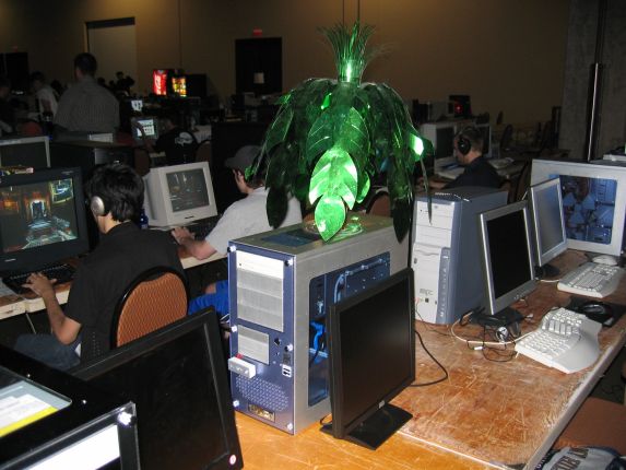 There's a tree growing out of that computer (qc041023.jpg, 573w x 430h )