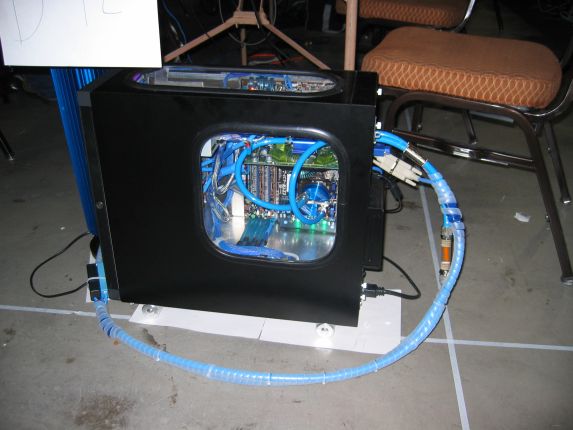 This rig features a new commercial water cooling system (qc041030.jpg, 573w x 430h )