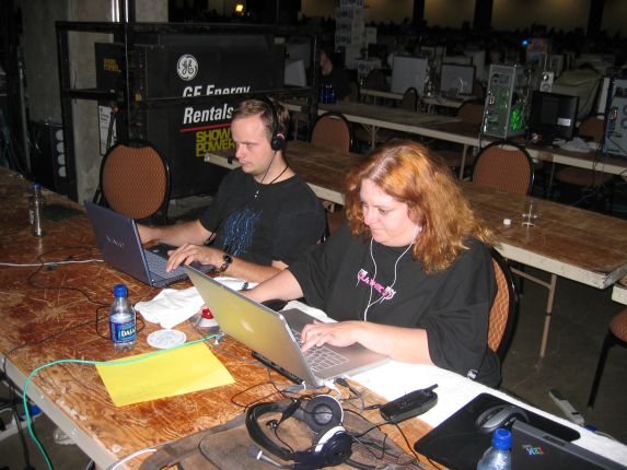 aNd|Grav!ty spars with {DFM}Ryly in preparation for round two of the Ms Quakecon Tourney (qc041035.jpg, 573w x 430h )