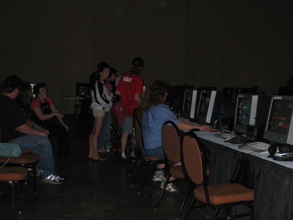 {DFM}Ryly prepares for her match with Krissy while Suga and the tourney staff look on (qc042004.jpg, 573w x 430h )