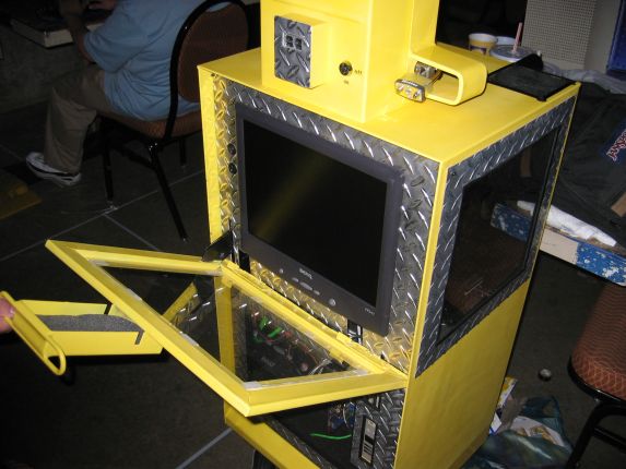Another look at the LCD monitor and the USB ports (qc043038.jpg, 573w x 430h )