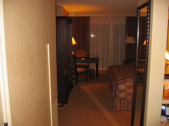 Here's our hotel room as you walk in the door (qc044001.jpg, 573w x 430h )