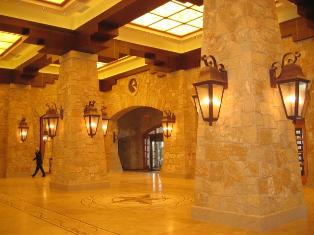 This is the lobby as you first walk in the door. (qc050007.jpg, 640w x 480h )