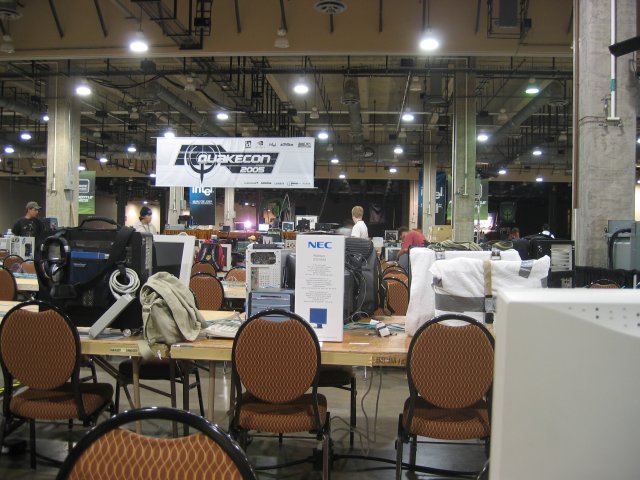 More PCs, the banner, and the vendor area way in the back. (qc050047.jpg, 640w x 480h )