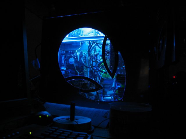 Nice looking alien face for the side window. (qc053015.jpg, 640w x 480h )