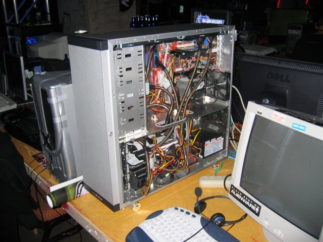 A commercial inverted ATX case, the PC-V2100 by Lian Li. (qc053023.jpg, 640w x 480h )