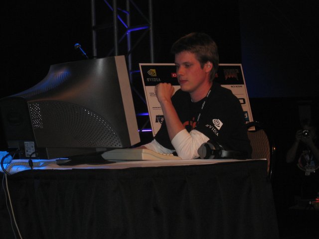… vs fnatic\\gopher from the U.K., coming from the losers bracket. (qc053056.jpg, 640w x 480h )