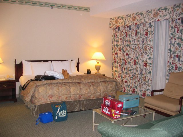 King-sized bed and a small sitting area (qc060009.jpg, 640w x 480h )