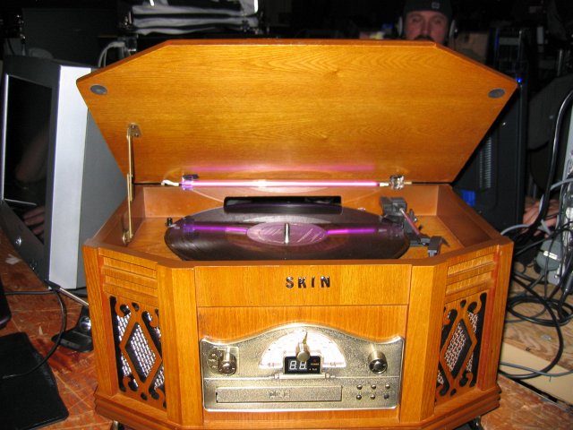 A Vintage Radio/Phonograph PC mod (qc061010.jpg, 640w x 480h )