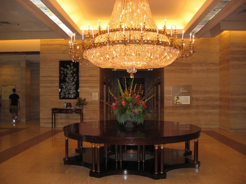 Every hotel has to have a huge floral arrangement in the  main lobby. (qc070014.jpg, 800w x 600h )
