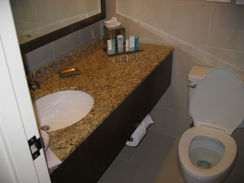 The rest of the bathroom. (qc070019.jpg, 800w x 600h )