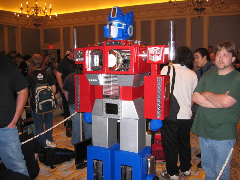 Even celebrities like Optimus Prime have to wait in line. (qc070040.jpg, 800w x 600h )
