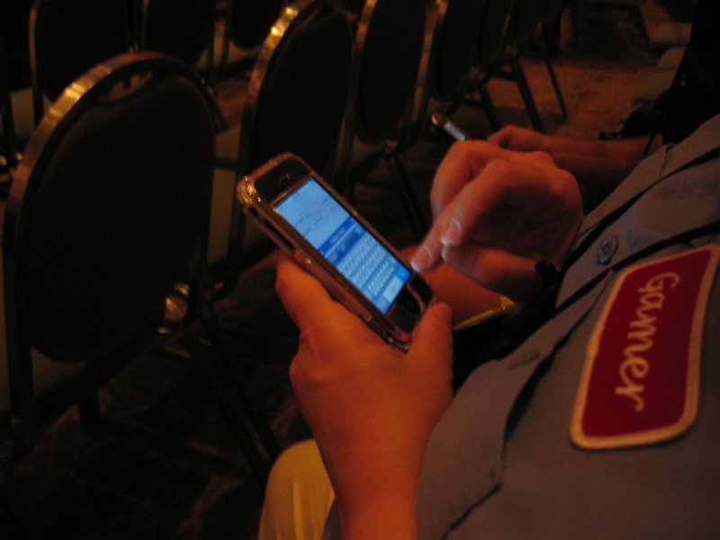 Ryly checks the Quakecon.org forums on her iPhone while we wait for the start of the program. (qc071015.jpg, 800w x 600h )