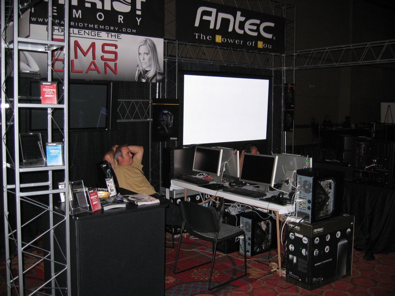 Patriot Memory and Antec shared a double-wide booth with a small LAN setup. (qc071051.jpg, 800w x 600h )