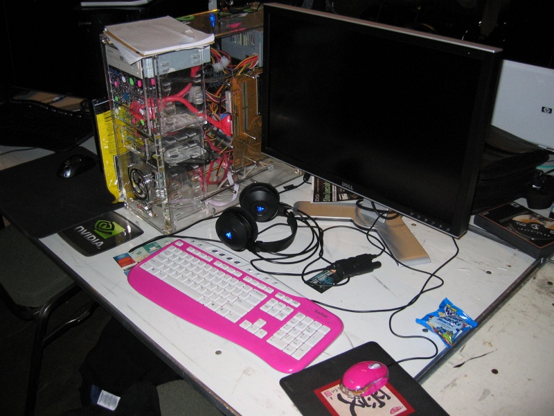The hot pink keyboard and mouse of Doooooooom! (qc072010.jpg, 800w x 600h )