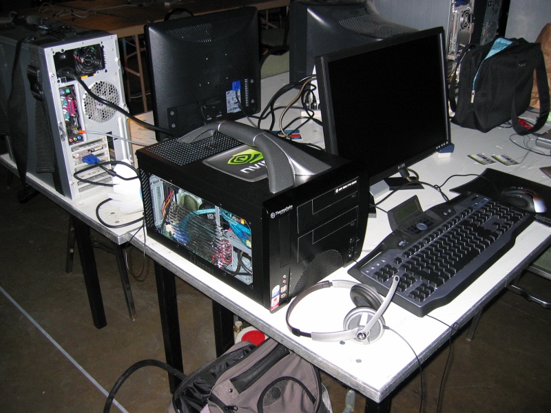 A number of people brought shuttle-sized PCs also. (qc072019.jpg, 800w x 600h )
