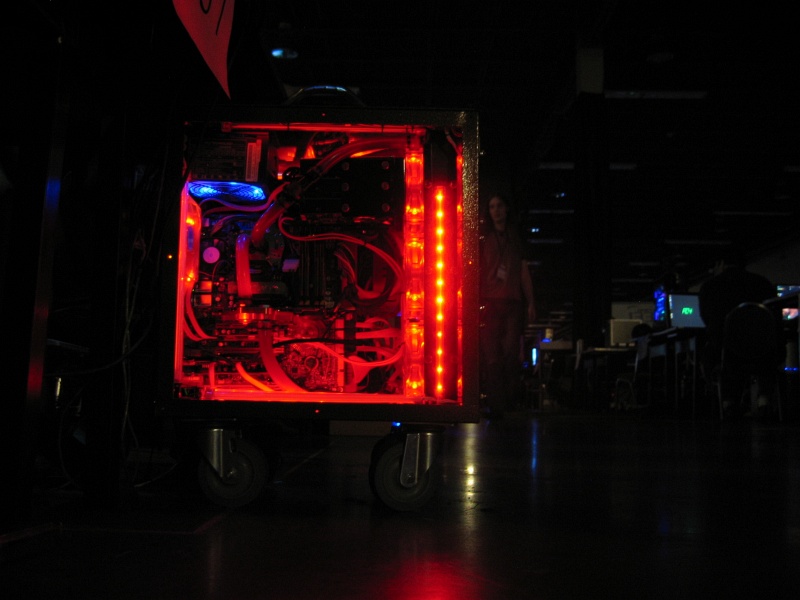 A night shot of the same PC to show off the case lights. (qc073041.jpg, 800w x 600h )