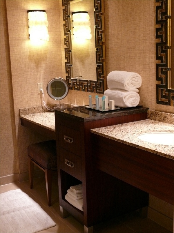 Double vanity in the bathroom (qc080012.jpg, 600w x 800h )