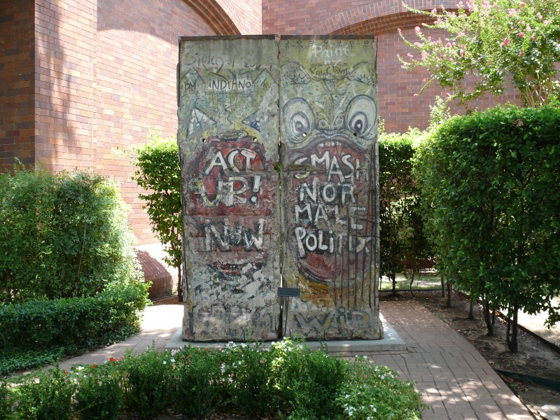 Between the Tower and the Convention Area, a section of the Berlin Wall (with graffiti) is on display (qc082006.jpg, 800w x 600h )