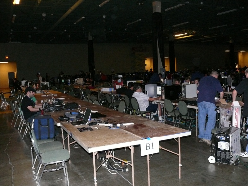 Saturday afternoon and thee were still plenty of empty seats at the BYOC and people were still trickling in (qc083001.jpg, 800w x 600h )