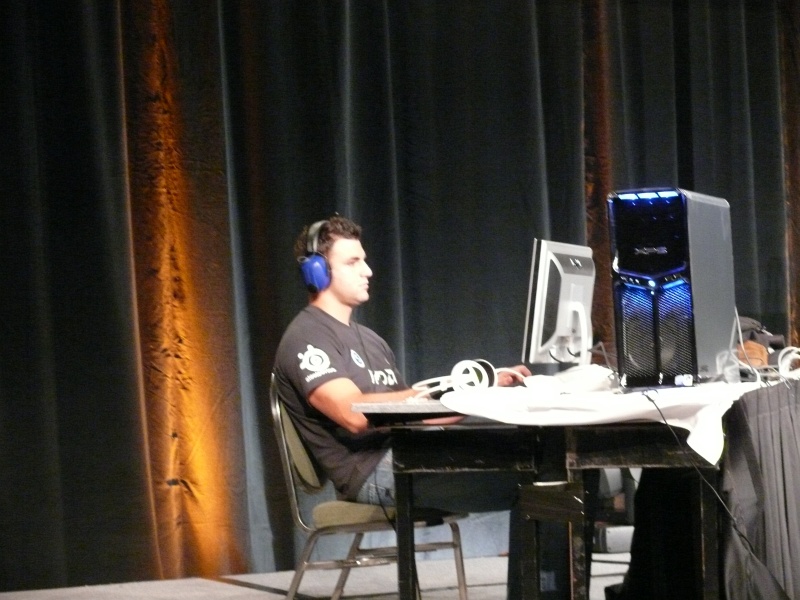 Finally the QuakeLive 1v1 finals began with Zero4 coming from the losers bracket (qc083029.jpg, 800w x 600h )