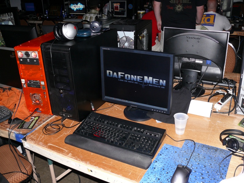Ic3-IX's computer is set up and ready for some Quake Live (qc090018.jpg, 800w x 600h )