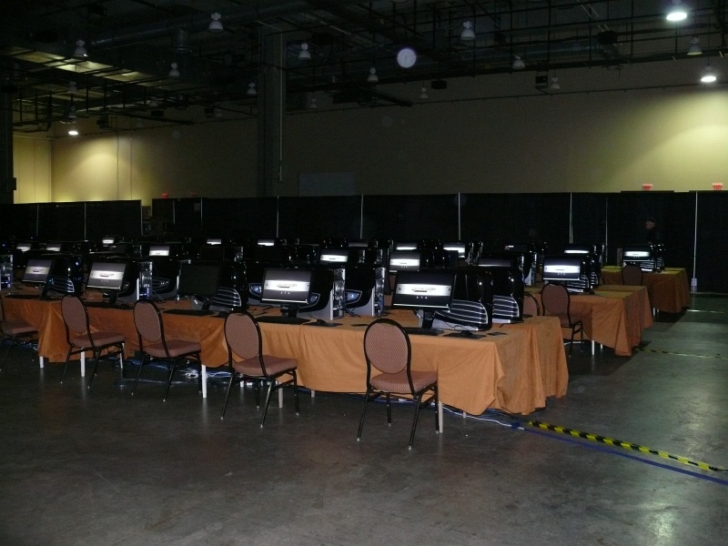 The QuakeCon 2009 tournament area with computers were provided by Alienware (qc090029.jpg, 800w x 600h )