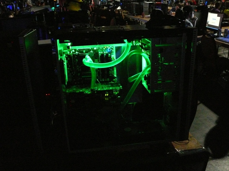 A very neat and tidy liquid-cooled PC (qc090054.jpg, 800w x 600h )
