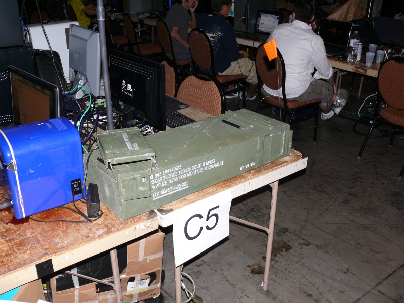 A surplus ammo carrier repurposed as a PC case (qc090064.jpg, 800w x 600h )