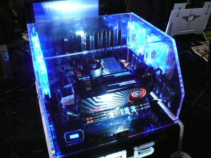 Another case mod on display in the nVidia Lounge area of the BYOC (qc090072.jpg, 800w x 600h )
