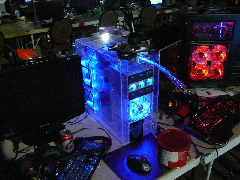This acrylic cased PC was entered in the case modding contest (qc090088.jpg, 800w x 600h )