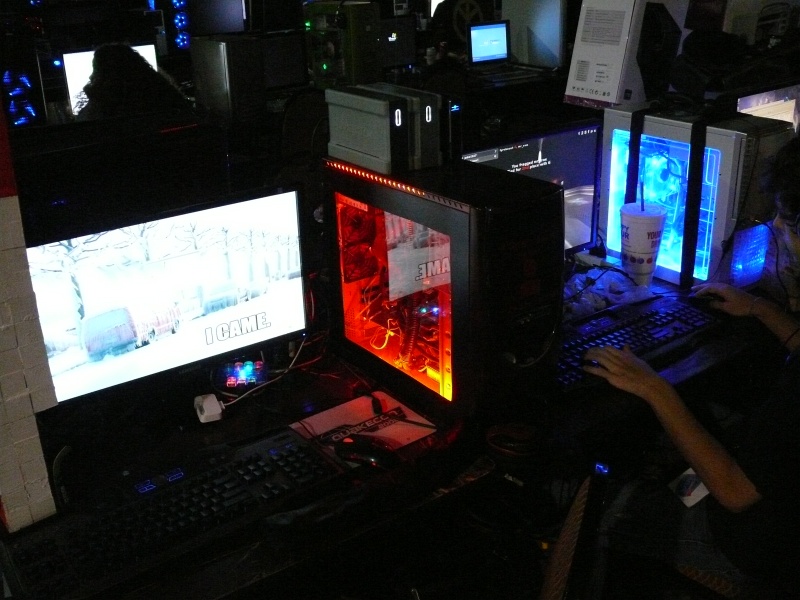 Each gamer was allocated 3 feet of table space in the BYOC … In some places, things got a bit tight (qc090102.jpg, 800w x 600h )