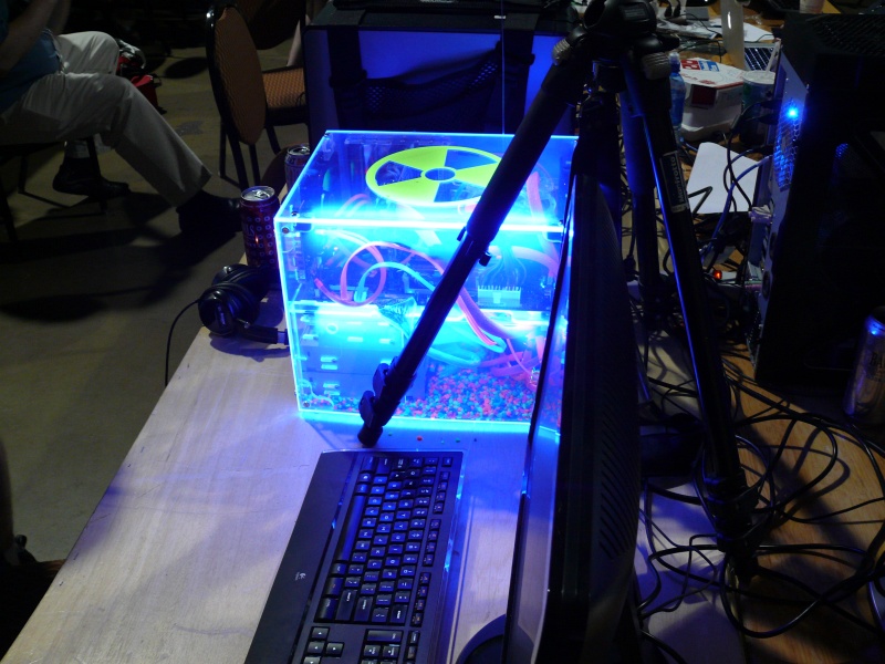 Another acrylic case with cold cathode tube lighting (qc090124.jpg, 800w x 600h )