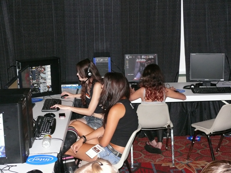 Afterwards, various gamers had the opportunity to play against the Quakecon Girls. (qc100022.jpg, 800w x 600h )