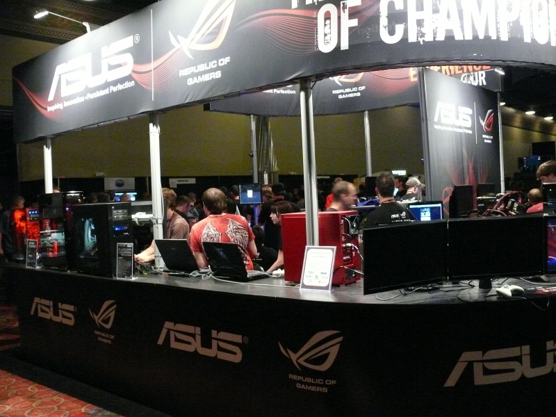 Asus had a great booth with lots of overclocking demos and cool gizmos. (qc100030.jpg, 800w x 600h )