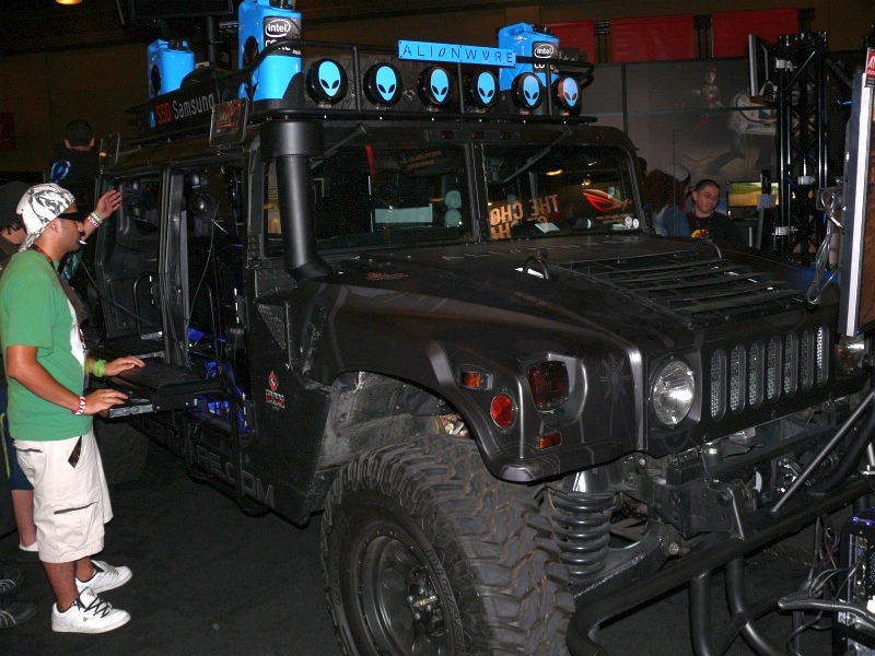 Alienware has their H1 Hummer decked out with multiple gaming PCs on display in their booth. (qc100032.jpg, 800w x 600h )