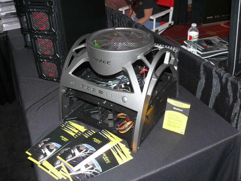 Antec has this interesting little PC on display in their booth. (qc100036.jpg, 800w x 600h )