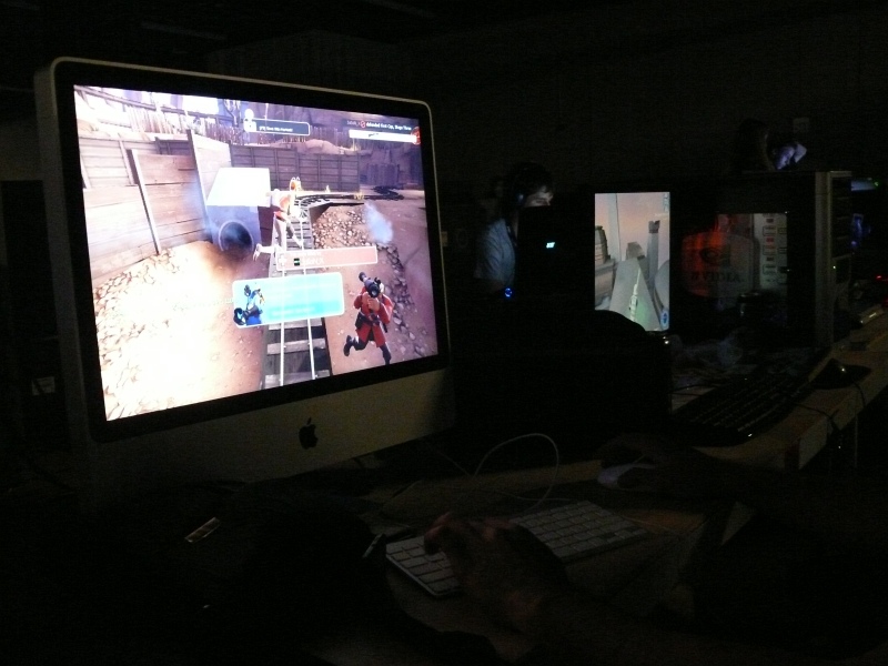 The guy sitting on my right tethered his PC to his phone and played TF2 over a 3G connection. (qc100040.jpg, 800w x 600h )