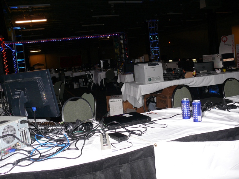 There's nobody in the NOC!  Who's driving the LAN! (qc110046.jpg, 800w x 600h )
